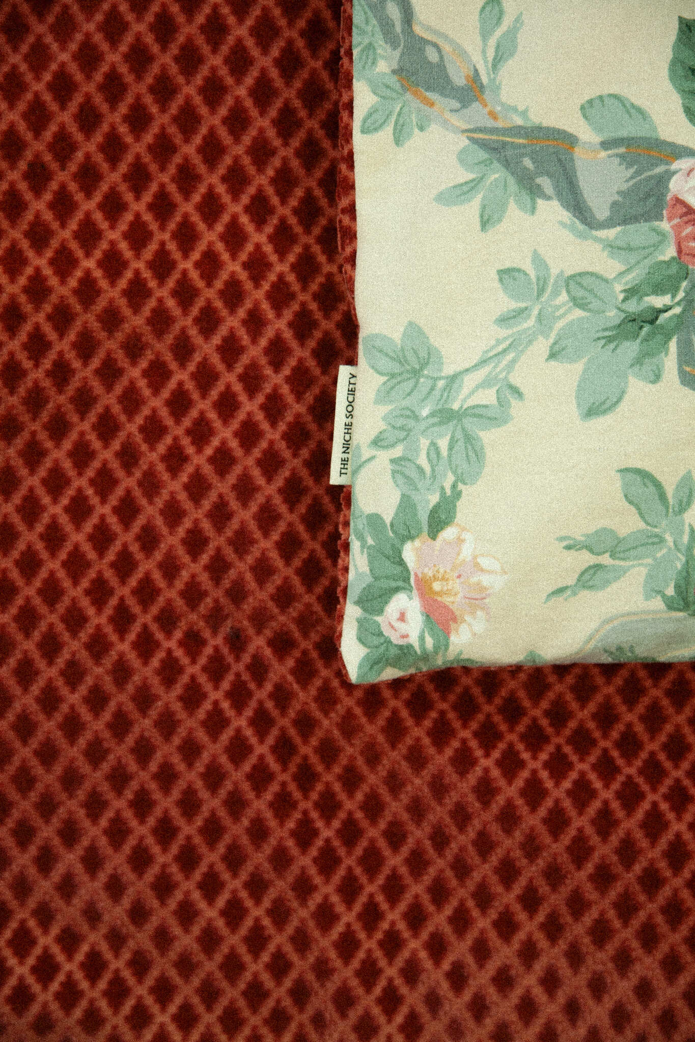 The Orangerie throw - Raspberry & Roses